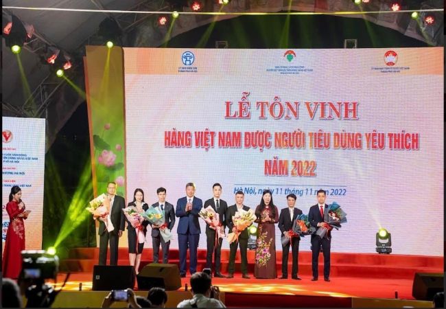 Vica đón nhận Giải thưởng Top 4 - Hàng Việt Nam Được Người Tiêu Dùng Yêu Thích Năm 2022